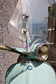 Blick durch Windschutzscheibe von Vespa Roller auf den Großsegler Royal Clipper, Insel Capri, Kampanien, Italien, Europa