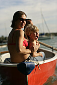 Familie in einem Ruderboot auf dem Wörthsee, Bayern, Deutschland, MR