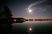 Spiegelung vom Mond und Segelboote im See, Steinebach, Wörthsee, Oberbayern, Bayern, Deutschland