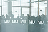 Blick durch eine beschriftete Scheibe auf Studenten bei einem Kurs, Biozentrum der Ludwig-Maximilians-Universität (LMU), Martinsried, Planegg, Bayern, Deutschland
