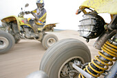 Mann fährt Suzuki Quad, Testgelände, Suzuki Offroad Camp, Valencia, Spanien