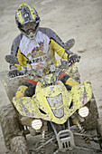 Mann fährt Suzuki Quad durch Matsch und Schlamm, Testgelände, Suzuki Offroad Camp, Valencia, Spanien