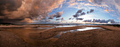 Strand, Spiegelung von Wolkenhimmel im Wasser, Segeltorpstrandet, Halmstadt, Skane, Schweden