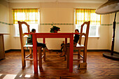 Zwei Frauen sitzen auf vergrößerter Stühle, Möbel, wie Däumelinchen, Astrid Lindgren Welt, Vimmerby, Smaland, Schweden