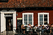 Leute sitzen in einem Café, Kaffestugan, Visby, Gotland, Schweden