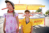 Junge und Mädchen essen Süßigkeiten, Lakritz, Visby, Gotland, Schweden