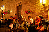 Leute vor einer Bar, Abends, Altstadt, Castiglione della Pescaia, Maremma, Toskana, Italien