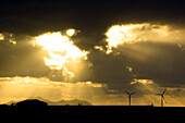 Abendliche Wolkenstimmung mit Windrädern, Baskenland, Spanien