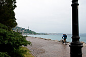 Mountainbiker an der Adriaküste in Triest, Friaul-Julisch Venetien