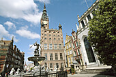 Town Hall (Ratusz Glownego Miasta) at Dlugi Targ (Long Market square), old town. Neptuno fountain and Artus house (Dwor Artusa). Gdansk. Pomerania. Poland