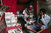 Money-changer chewing cat (drug). Yemen.