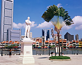 Statue of Sir Thomas Stamford Raffles by the river. Singapore