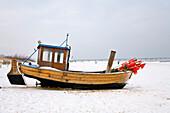 Fischerboot am Strand im Winter, Ahlbeck, Insel Usedom, Mecklenburg-Vorpommern, Deutschland