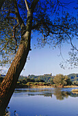Fluß mit Burg Blankenstein im Hintergrund, Hattingen, Ruhrtal, Ruhr, Ruhrgebiet, Nordrhein Westfalen, Deutschland