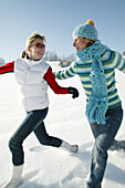 Zwei Frauen laufen nebeneinander durch den Schnee, Steiermark, Österreich