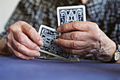  Alte Leute, Eine Person, Eins, Erwachsene, Erwachsener, Farbe, Freizeit, Glückspiel, Glückspiele, Hand, Hände, Horizontal, Innen, Karte, Karten, Konzept, Konzepte, Mensch, Menschen, Nahaufnahme, Nahaufnahmen, Pensionierung, Rentner, Spiel, Spiele, Spiele