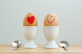  Aliment, Aliments, Amusing, Bond, Bonding, Bonds, Close up, Close-up, Closeup, Color, Colour, Concept, Concepts, Couple, Couples, Egg, Egg cup, Egg cups, Eggs, Food, Funny, Heart, Hearts, Horizontal, Indoor, Indoors, Inside, Interior, Love, Lunch, Lunche