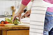  Ability, Adult, Adults, Aliment, Aliments, Anonymous, Apron, Aprons, Artichoke, Artichokes, At home, Back view, Board, Boards, Chopping board, Chopping-board, Chopping-boards, Color, Colour, Cut, Cutting, Detail, Details, Female, Food, Healthy, Healthy f