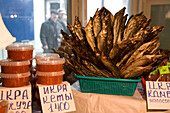 Getrockneter Fisch und Lachs Kaviar am Markt von Petropavlosk, Kamtschatka, Sibirien, Russland