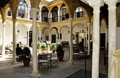 Innenhof des Parador Nacional del Condestable Dávalos. Úbeda. Provinz Jaén. Spanien