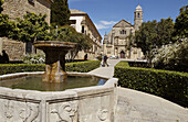 Springbrunnen und Iglesia del Salvador im Hintergrund. Úbeda. Provinz Jaén. Andalusien. Spanien