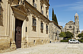 Palacio de las Cadenas, heute das Rathaus, im Hintergrund die Iglesia del Salvador. Úbeda. Provinz Jaén. Spanien