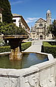 Springbrunnen und Iglesia del Salvador im Hintergrund. Úbeda. Provinz Jaén. Andalusien. Spanien