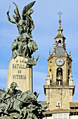 Kirche San Miguel und Denkmal auf der Plaza de la Virgen Blanca. Vitoria, Provinz Álava. Euskadi, Spanien