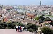 Blick auf den Fluss Arno und die Stadt vom Piazzale Michelangelo. Florenz. Toskana, Italien