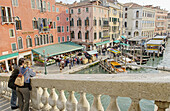 Rialtobrücke am Canal Grande. Venedig. Venetien, Italien