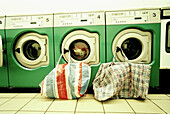  Drei, Farbe, Hausarbeit, Horizontal, Innen, Konzept, Konzepte, Reinigen, Reinigung, Tasche, Taschen, Wäsche, Waschen, Waschmaschine, Waschmaschinen, B75-308306, agefotostock 