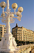 Hotel Londres und Detail der Straßenlampen. San Sebastián-Donostia. Guipúzcoa. Euskadi. Spanien