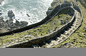 Straße am Hang zur Kapelle San Juan de Gaztelugatxe. Biskaya. Spanien