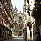 Calle Mayor and Basílica de Santa Maria, San Sebastian, Guipuzcoa, Basque Country, Spain