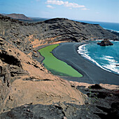 Grüne Lagune El Golfo. Vulkanische Strände. Nationaler Naturpark Timanfaya. Lanzarote. Kanarische Inseln. Spanien