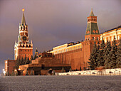 Moscow, Russia, Lenin s Mausoleum, Tomb, and Saviour s Tower, Kremlin walls at twilight