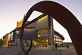Blick auf Goeteborgs Operan durch Skulptur hindurch, Göteborg, Schweden