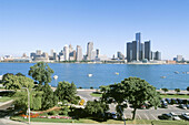 Skyline of Detroit (Michigan, USA) from Dieppe Gardens. Windsor. Ontario, Canada