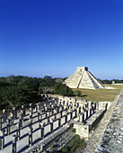 Court of a thoUSAnd columns, El castillo pyramid, Chichen itza ruins, Yucatan, Mexico.