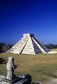 Warrior temple, El castillo (kukulkan) pyramid, Chichen itza ruins, Yucatan, Mexico.
