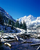 Winter snow scenic, Maroon bells mountains & lake, Aspen, Colorado, USA.