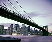 Brooklyn bridge & downtown skyline, Manhattan, New York, USA.(11/2001) .