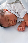  Baby, Babys, Eine Person, Eins, Farbe, Gesicht, Gesichter, Innen, Komfort, Mensch, Menschen, Ruhe, Schlafen, Schlafend, Schlafende, Unschuld, Vertikal, Weiß, C41-104680, agefotostock 