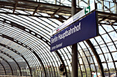 Informationsschild am Bahnsteig, Hauptbahnhof, Berlin, Deutschland