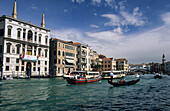 Boote und Gondel im Canale Grande, Venedig, Venezien, Italien