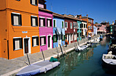Kanal mit Booten und knallbunte Häuser in Burano, Venedig, Venezien, Italien