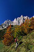 Frau beim Wandern im Kaisergebirge, Wilder Kaiser, Kaisergebirge, Tirol, Österreich
