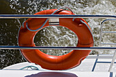 Rettungsring an Bord von Crown Blue Line Calypso Hausboot am Canal de la Marne au Rhin, nahe Heming, Elsass, Frankreich, Europa