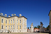 Schloss Rundäle (pilsrundale), 1735 bis 1769 vom italienischen Architekten Bartolomeo Francesco Rastrelli für die Grafen von Kurland gebaut, Parkansicht, Lettland