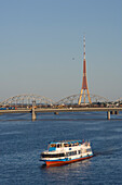 Ausflugsboot auf der Daugava und die Radioturm von Riga